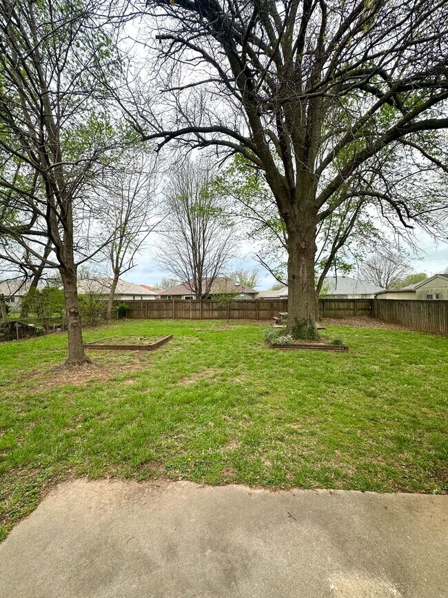 Building Photo - Welcome To Your Spacious Oasis!