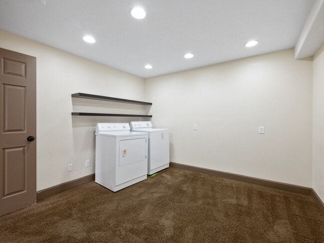 Building Photo - 25 E 2250 N