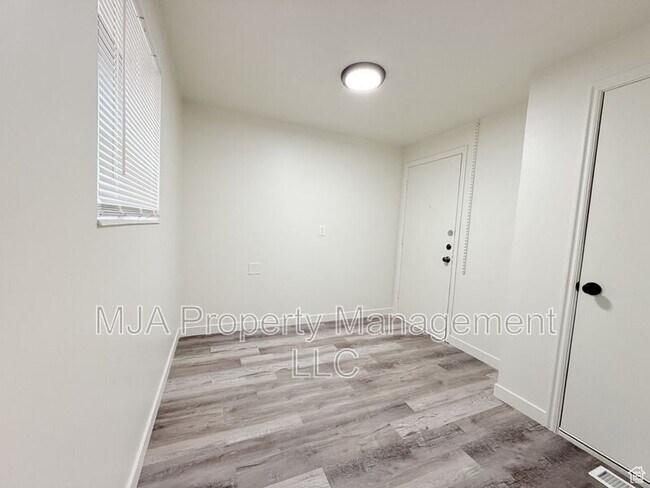 Building Photo - 2564 S 8th E
