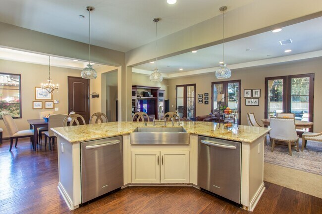 Building Photo - Large 5 bed / 5 bath Tuscan Style Home on ...