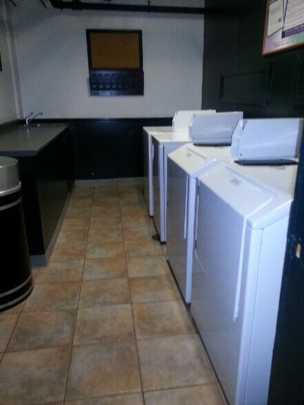 Building Photo - 89 Park Dr