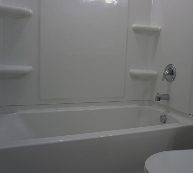 Building Photo - Layton Townhome 3 Bed 2.5 Bath