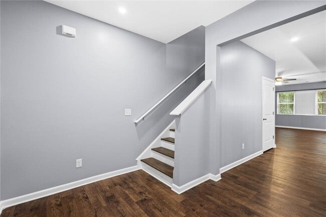 Building Photo - 407 Aviary Ln