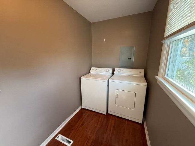 Building Photo - Home in Kuttawa