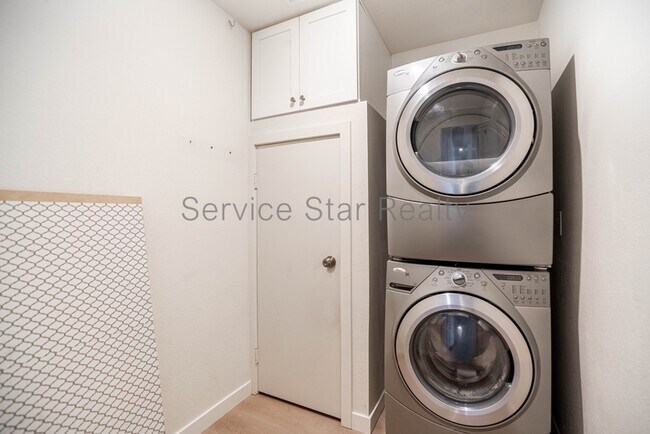 Building Photo - 6409 E Grandview Dr