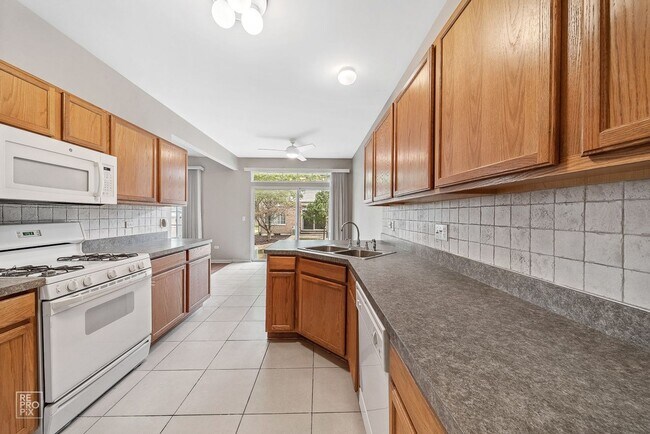 Building Photo - End Unit Three Bedroom Two and a Half Bath in North Naperville