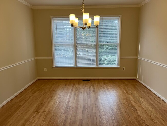 Building Photo - Spacious and Gracious, Close to EVERYTHING!