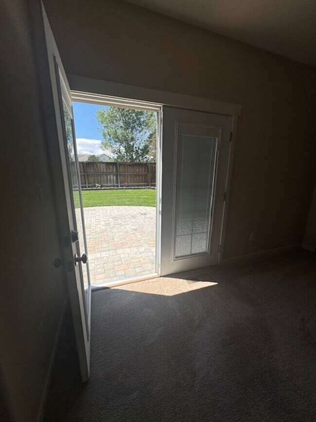 Building Photo - 638 Canary Cir