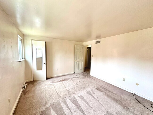 Building Photo - Well-Maintained 2 Bed, 1 Bath Townhome in Munhall - Central AC & Heat, Integral Garage - Availabl...