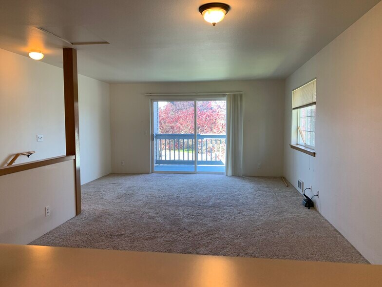 Living area - 2100 E Illinois St