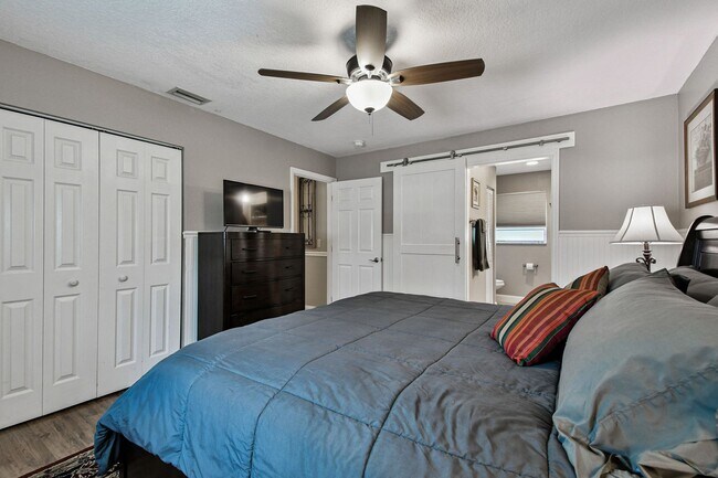 Building Photo - Elevated 3-Bed, 2-Bath, Corner-Lot Gem in the Heart of Palmetto