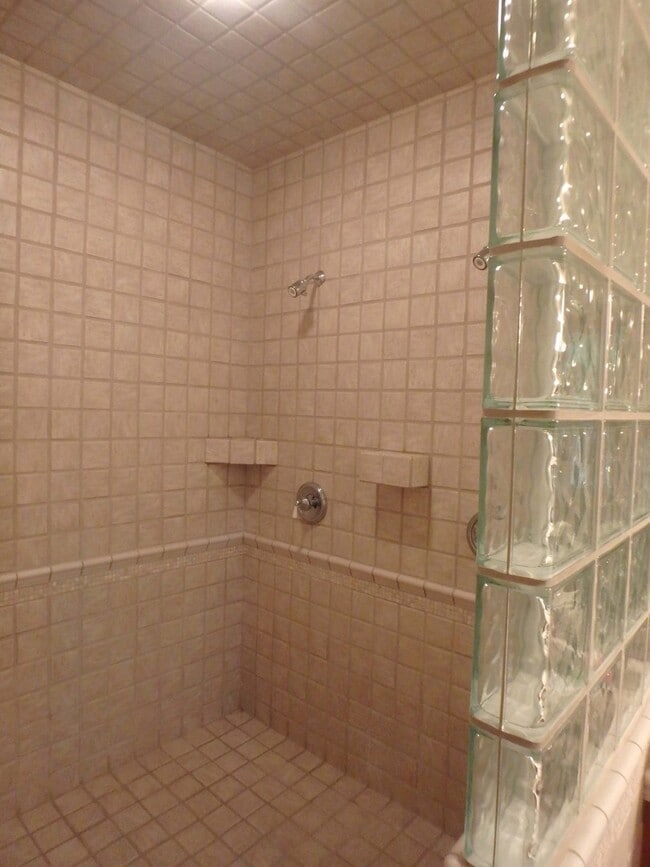 Building Photo - Executive Suite/Vacation/Short Term Rental 30-90 days