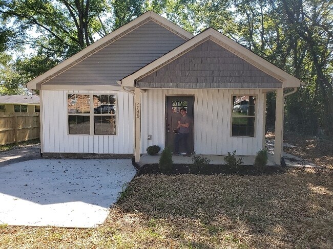 Building Photo - 2048 Rice St