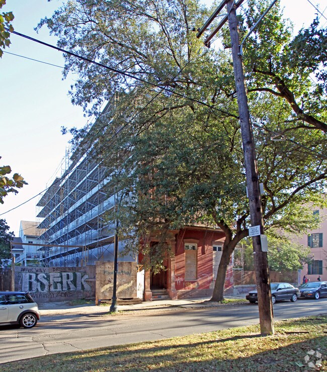 Building Photo - 807 Esplanade Ave