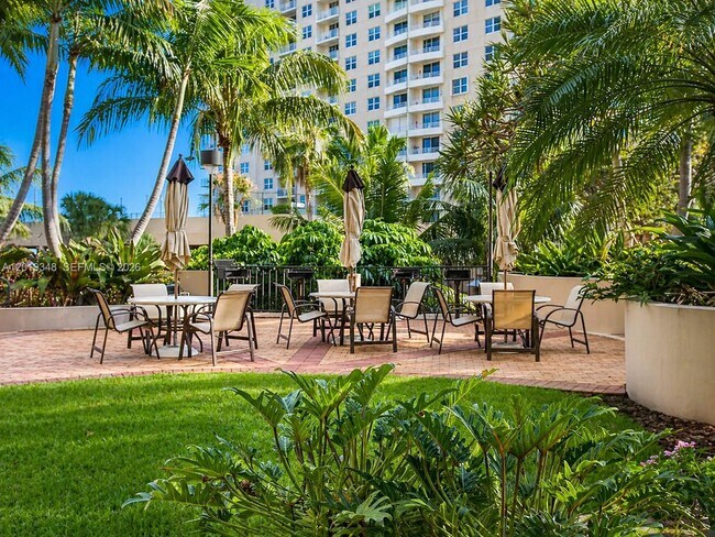 Building Photo - 520 Brickell Key Dr