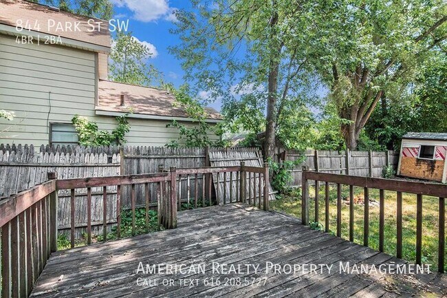 Building Photo - 844 Park St SW