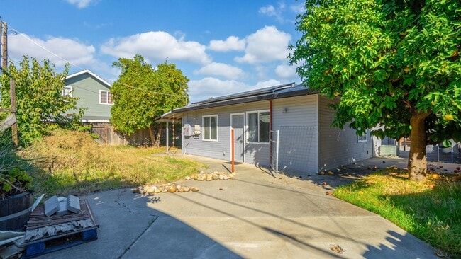Building Photo - 3 Bedroom home in Winters