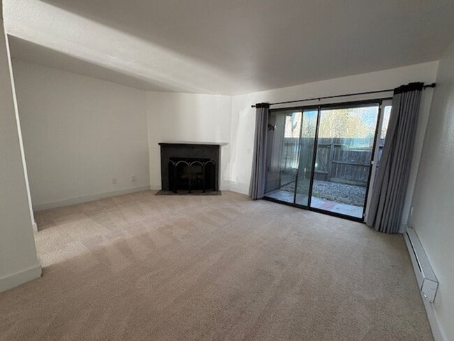 Building Photo - Beautiful 2-bedroom, 1.5-bath Townhome in the heart of Rohnert Park