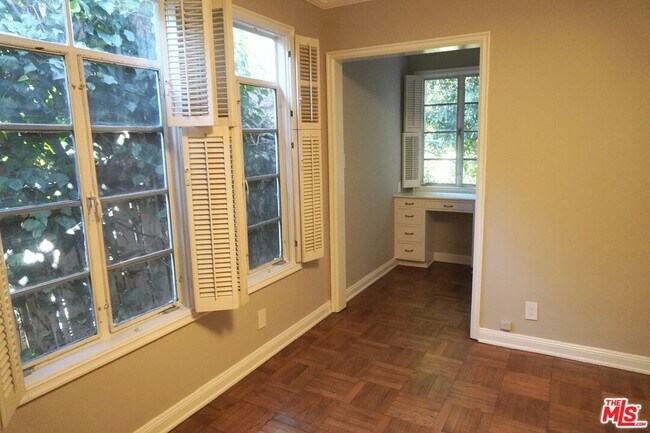 Building Photo - 951 Masselin Ave