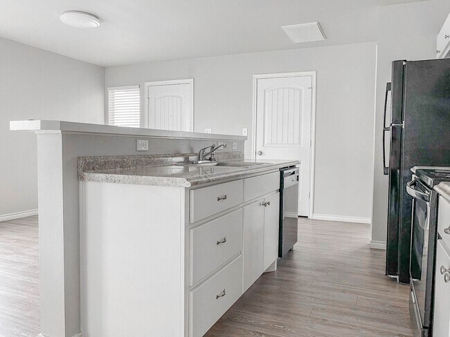 Building Photo - Savor the Sophistication of This Lovely 3-Bedroom!