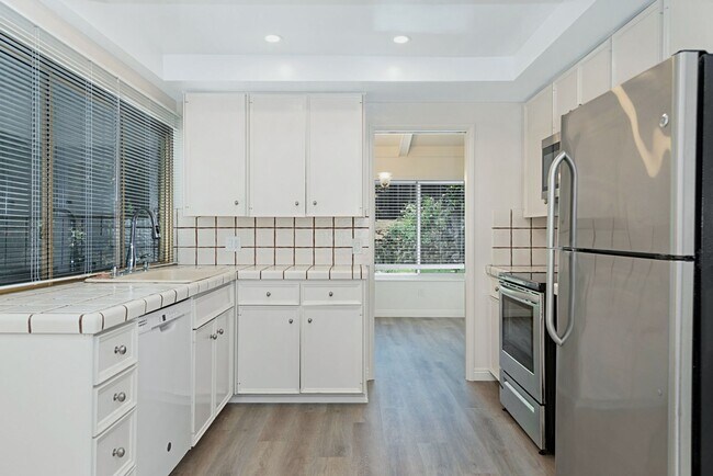Building Photo - Beautiful & Large Home in Quiet Gatewood Hills - Private Backyard - 2-Car Garage