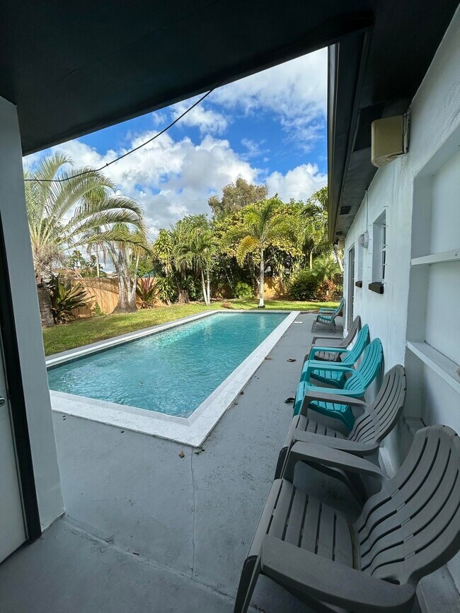 Building Photo - 5839 Daphne Dr