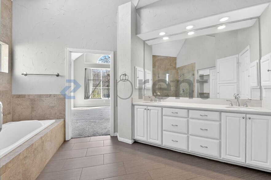 Building Photo - 909 Parker Dr