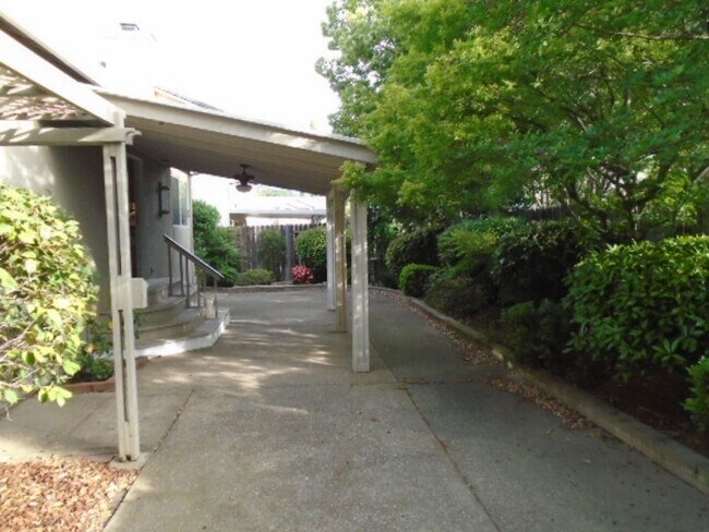Building Photo - NICE TWO STORY, 3 BEDROOM, 3 FULL BATHROOM...
