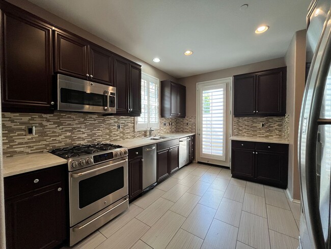 Building Photo - Gated Porter Ranch home w/all appliances +...