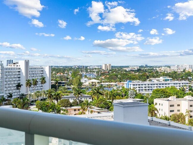 Building Photo - 3101 Bayshore Dr