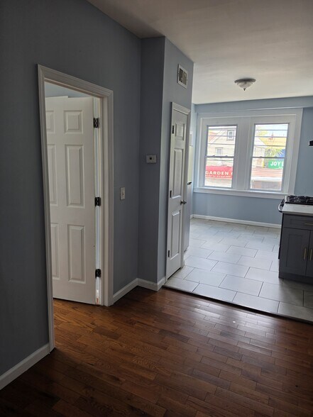 Building Photo - 300 Lyons Ave