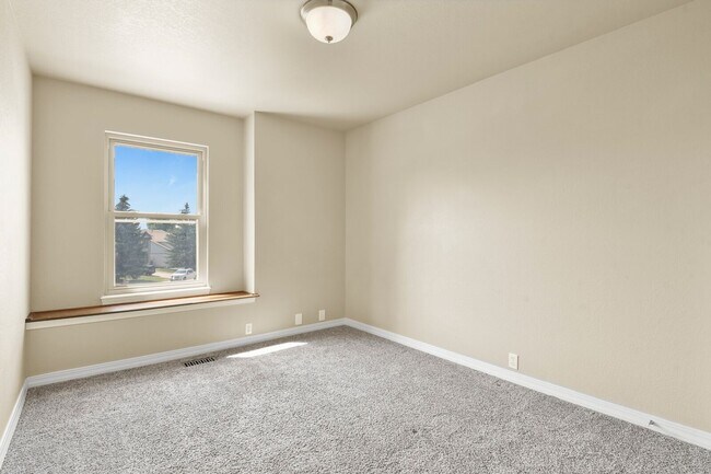 Building Photo - Stunning 5 Bedroom in School District 20