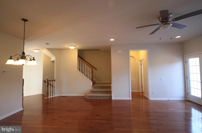 Building Photo - 515 Ellison Dr