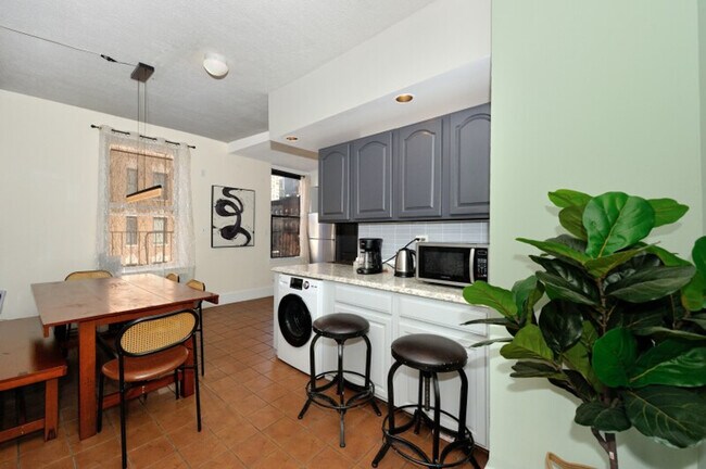 Building Photo - 400 W 47th St