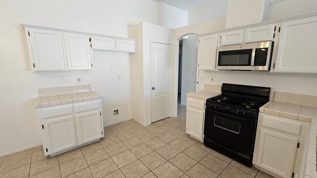 Building Photo - 4 Bed 2 Bath Home in SW