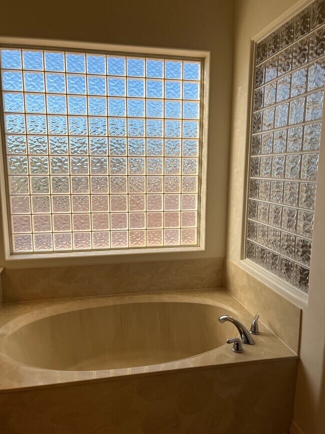 Building Photo - Elegant, spacious 3/2.5 home in gated LaPrivada