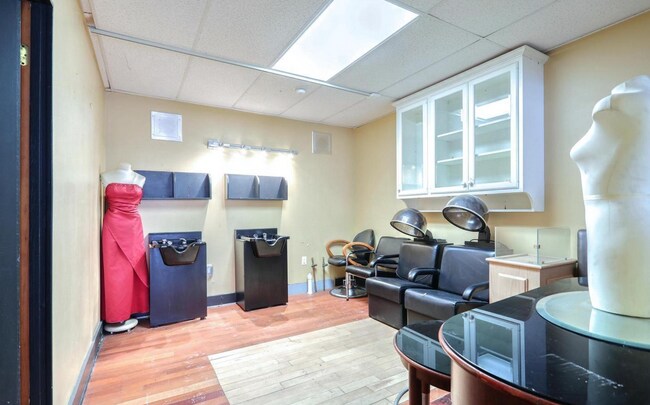 Building Photo - 23-25 E King St