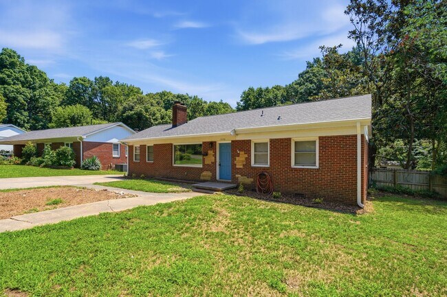 Building Photo - Move-in Ready 3 Bedroom Ranch Home in Eastway Park