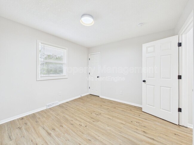 Building Photo - 100 S Oxford Ave