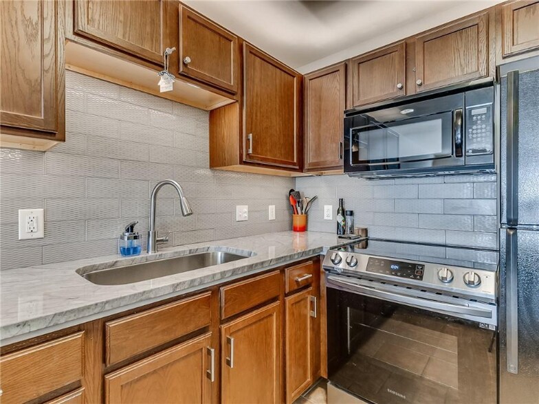 Building Photo - 1320 12th Ave SE