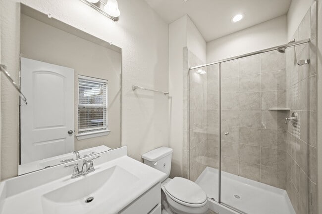 Building Photo - 2025 Cambridge Heights Pl