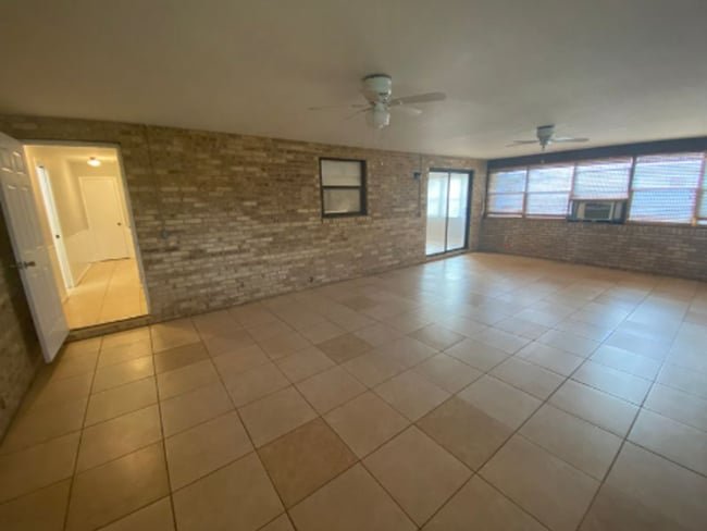 Building Photo - 3 Bedroom 2 Bath home in New Smyrna Beach for RENT!