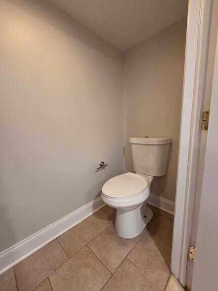 Building Photo - 204 Greenbriar Ln