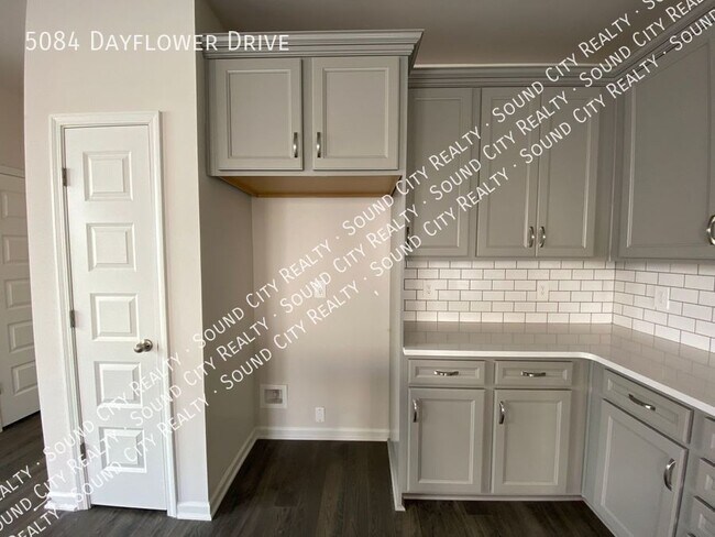 Building Photo - 5084 Dayflower Dr