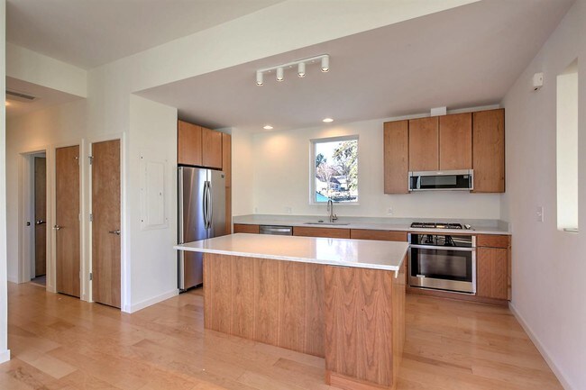 Building Photo - 1130 E High St