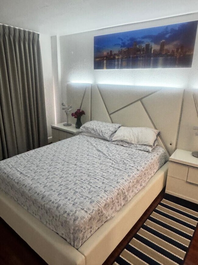 Building Photo - 4174 Inverrary Dr