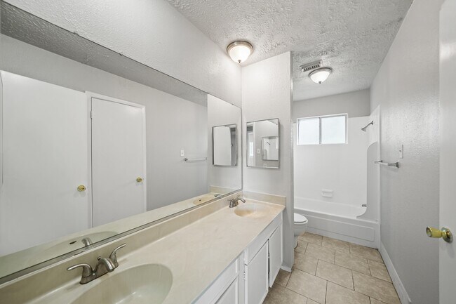 Building Photo - 303 Hearthside Cir