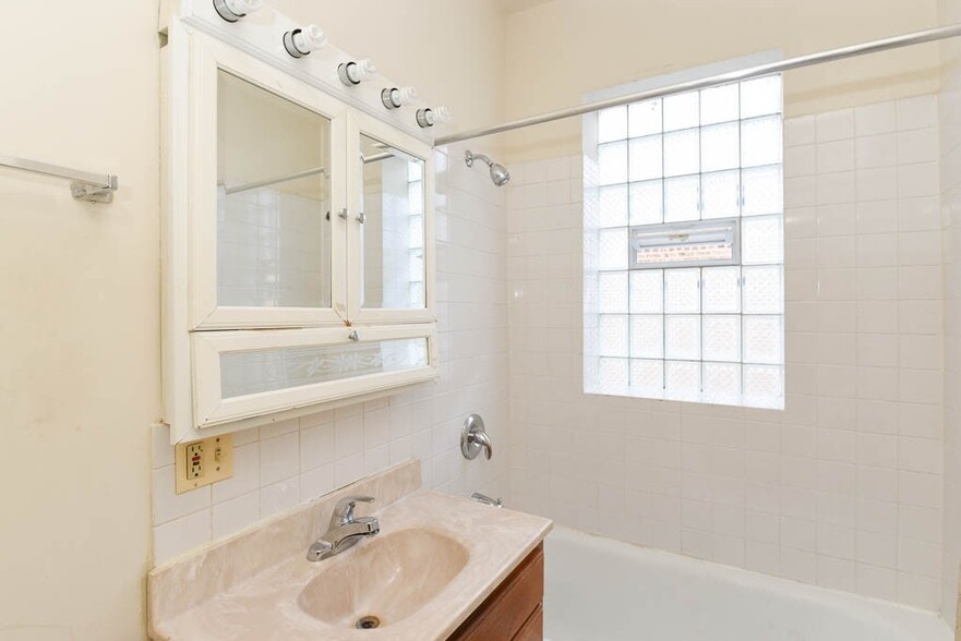 Building Photo - 1055 W George St