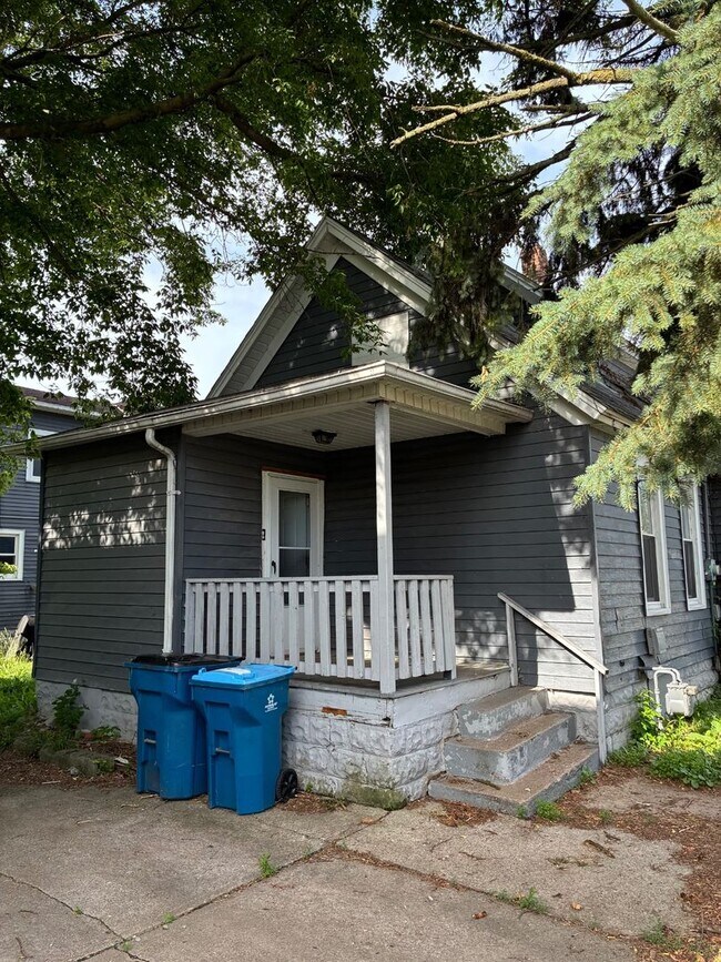 Building Photo - Charming 3-Bedroom Property in Prime Location