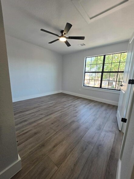 Building Photo - 845 Topaz Ln